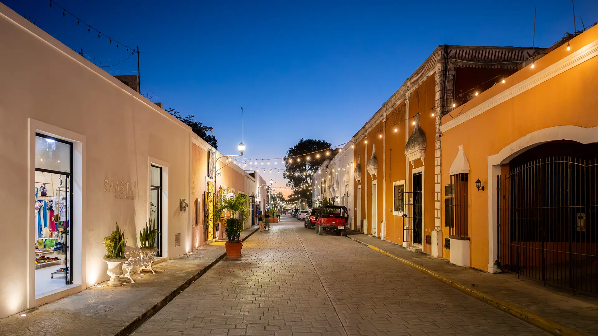 Rue commerçante Côte d'Azur photographiée à l'heure bleue pour valoriser commerce et lieu accueil par photographe professionnel