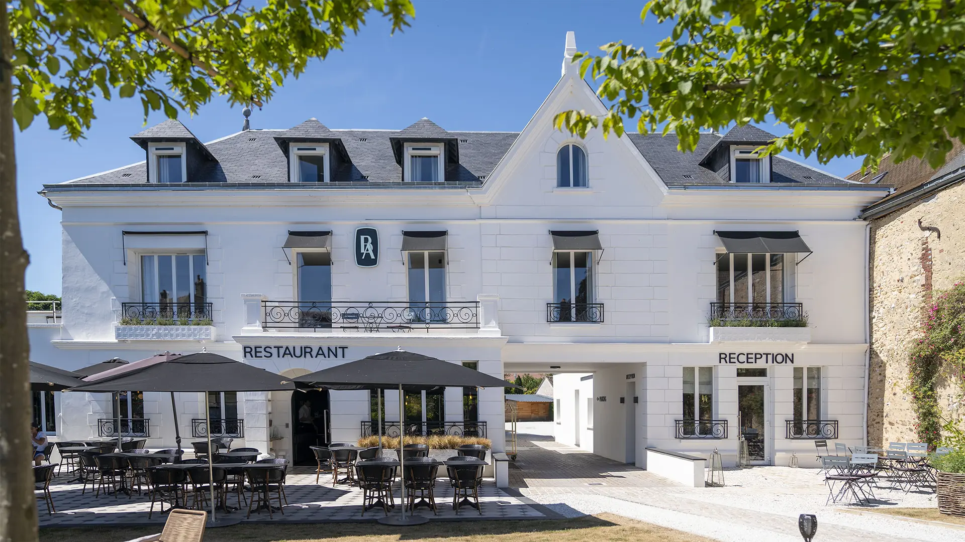 Façade petit hôtel de charme boutique hotel architecture extérieur photographie professionnelle hospitality Côte d'Azur