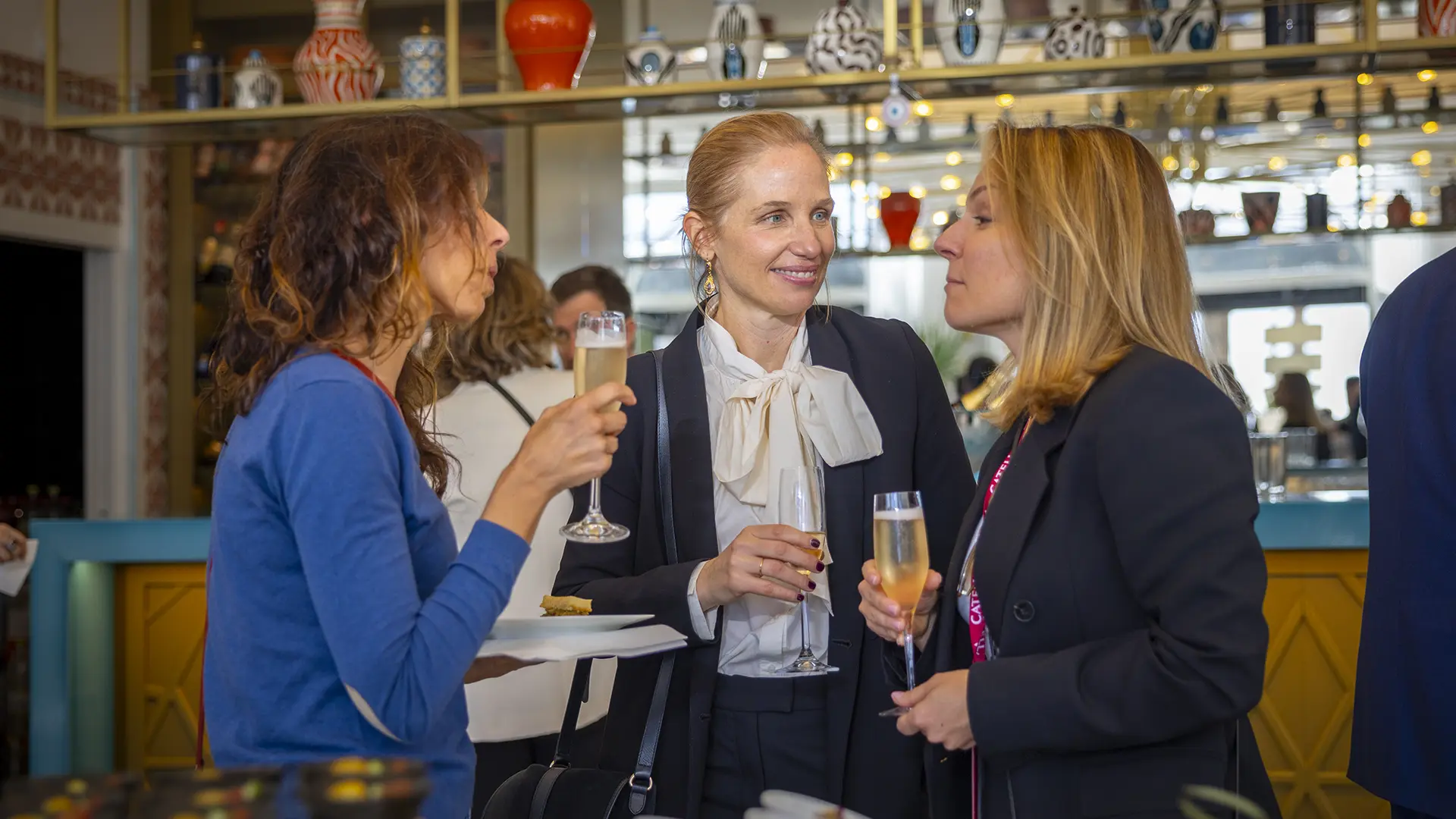 Trois femmes coupe champagne bar hôtel luxe Carlton Cannes photographie lifestyle ambiance élégante hospitality Côte d'Azur