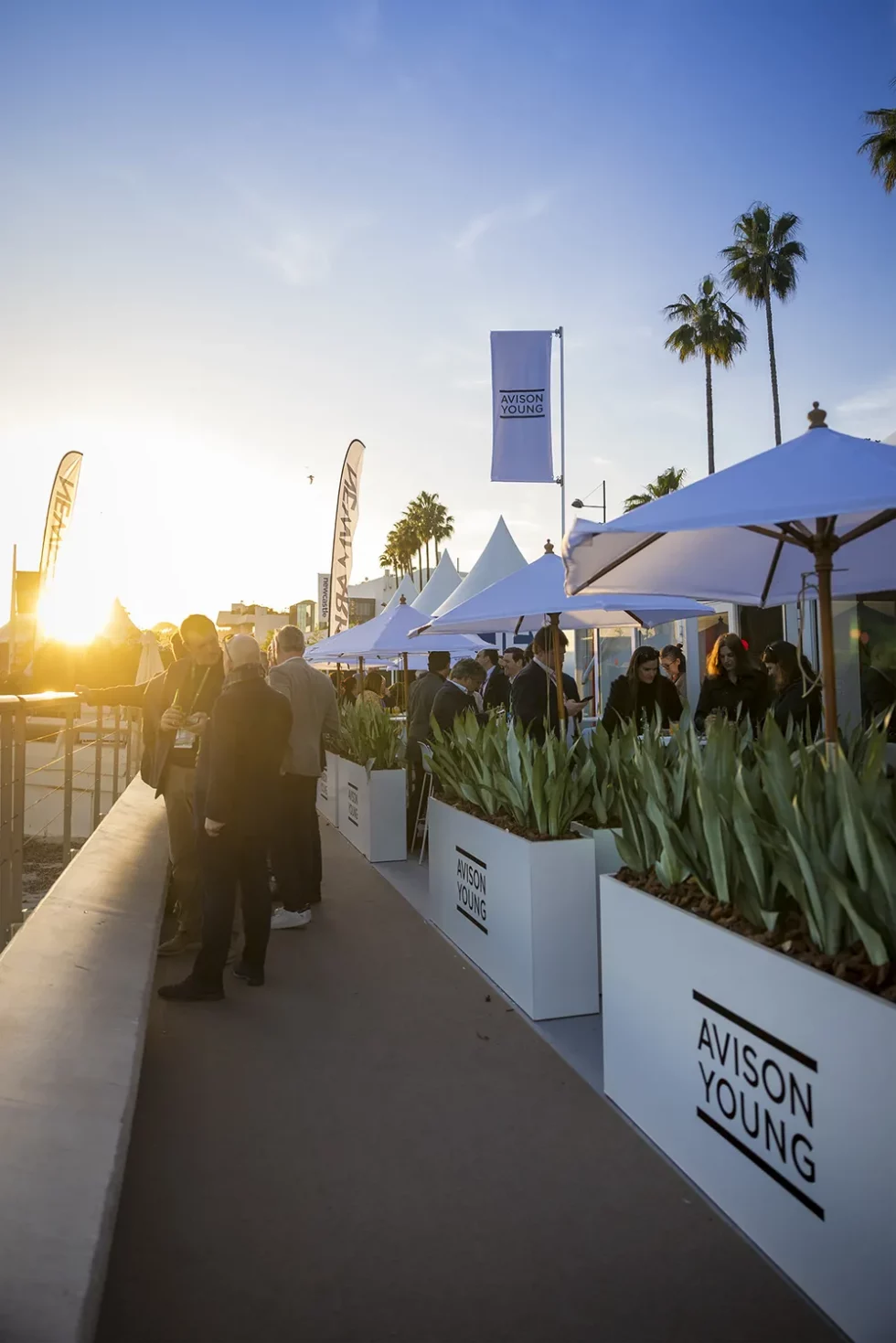 Photographie d'une soirée sur un chalet au MIPIM