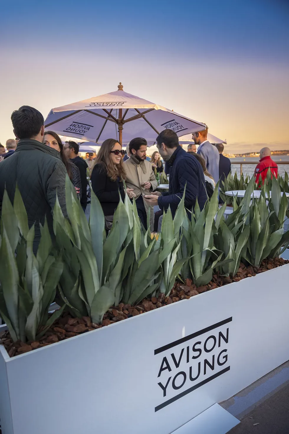 Photographie d'une soirée sur un chalet au MIPIM